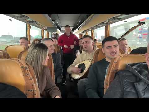 Atmosfera  ne autobus nga  artistët e Ansamblit “Shota” 