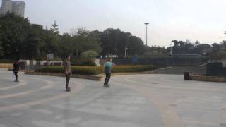 preview picture of video '深圳靈芝公園　外國人踩滑板 Some Western youngmen Skateboarding in Lingzhi park,Shenzhen China'