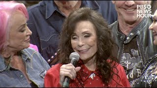 WATCH: Loretta Lynn sings &#39;Coal Miner&#39;s Daughter&#39; at her 87th birthday party