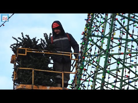 Хвойный наряд обретает главная ёлка столицы Хакасии, а улицы города украшаются световыми завесами