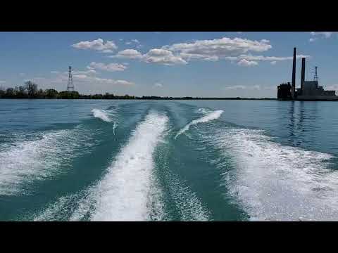 Cruisers Yachts 320 Express video