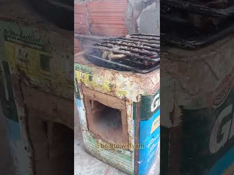 fogãozinho de barro assando comida muito top