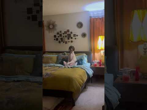 Le chien attend que les gens rentrent à la maison