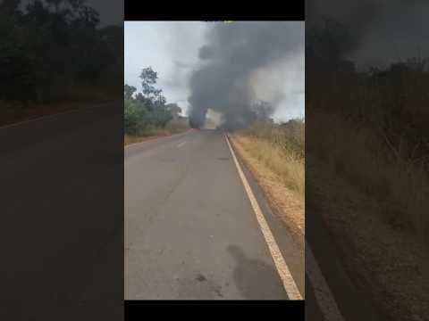 Veículo de grande porte pega fogo na MG-451 no Norte de Minas