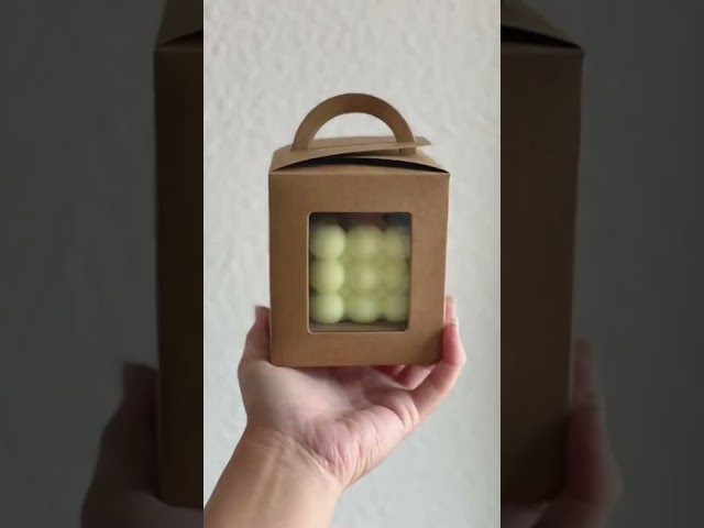Vídeo relacionado con Pack de 10 velas aromáticas con imán de madera en la tapa, personalizadas con tu propio diseño o imagen para regalar en tu evento como boda, bautizo, comunión.