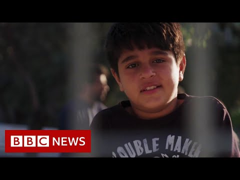 レスボス島。ミティリネ港のペンションで眠る子どもたち - BBC ニュース (Lesbos: Child migrants sleep in pens at Mytilene port - BBC News)
