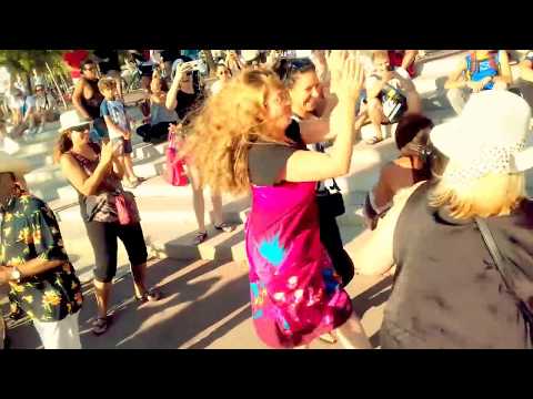 Turistas se vuelven locos en el puerto de Barcelona