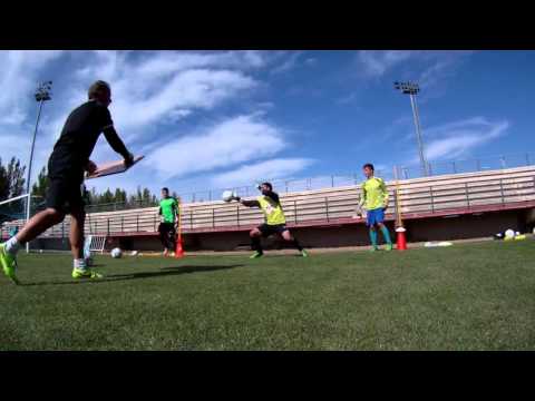 ASI ENTRENAN LOS PORTEROS DEL C D  F  PEÑA