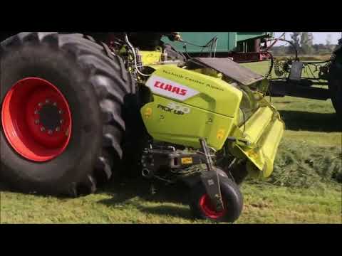 Claas Jaguar 960 mit 3 Gespanne im Gras.