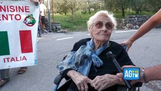 Carmen, 90 anni, sfila contro il raduno dei neonazisti: «Sono solo degli sciocchi»