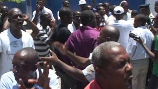 Le sénateur Moïse Jean Charles bousculé par un agent pénitentiaire à la prison civile de l'Arcahaie