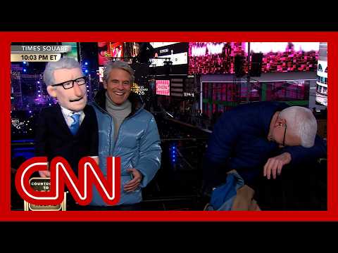 アンダーソンとアンディがお互いのパペットを渡された。大混乱に。 | CNN New Year's Eve 2026 (Anderson and Andy were given puppets of each other. Chaos ensued. | CNN New Year's Eve 2026)