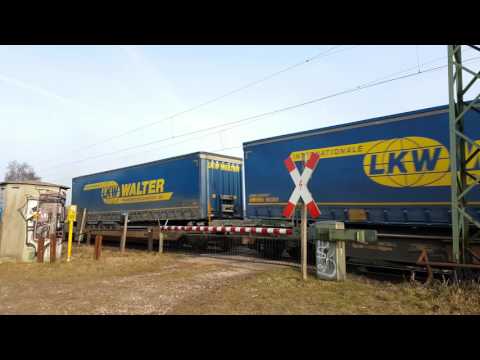 DB Güterzug an der Bahnschranke