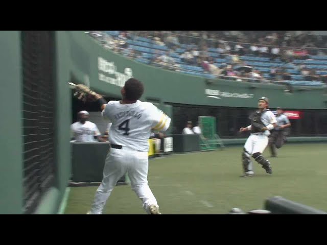 【ファーム】ホークス・アストゥディーヨ フェンスに激突しながらナイスキャッチ!! 2023年6月25日 福岡ソフトバンクホークス 対 オリックス・バファローズ