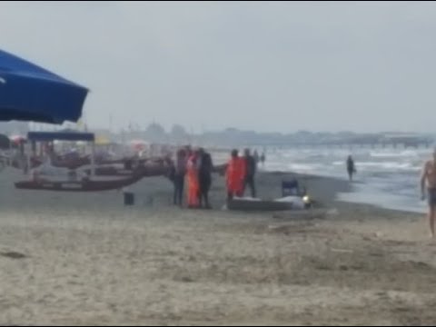 Trovato cadavere in mare davanti alla Bussola nella zona delle Focette