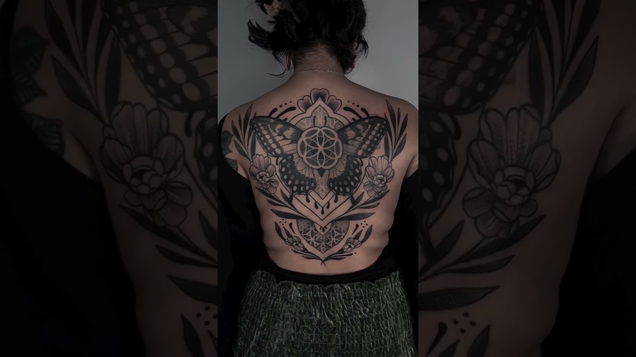Aiming to enhance the body's natural contours with beautiful detail by artist: @of courseithurt