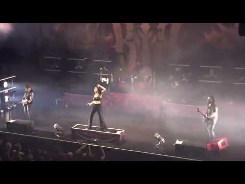 Beyond the black      In the Shadows    live tivoli Utrecht 6-11-22.