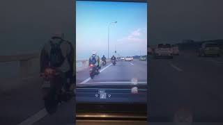 Kemalangan motosikal kerana kereta tak bagi signal