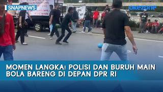 Momen Langka! Polisi dan Buruh Main Bola Bareng di Depan DPR RI | Snapnews