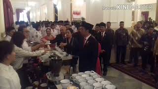 Jokowi &#39;Seruput&#39; Kopi asli Kintamani