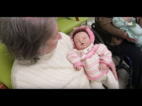 Bebés como terapia alternativa para ancianos con alzhéimer