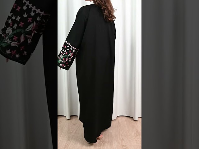 عباية كريب بتطريز ملون على الاكمام