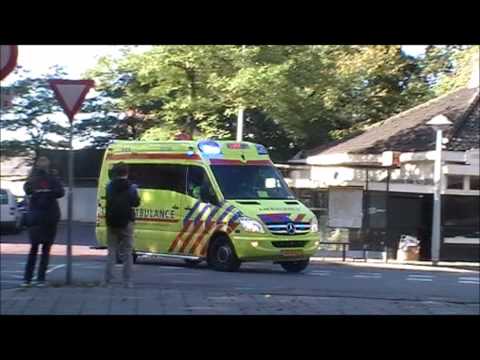 VZA Ambulance 13-156 met spoed naar de Van Walbeeckstraat
