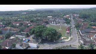 preview picture of video 'Alun-alun Parigi Kabupaten Pangandaran'