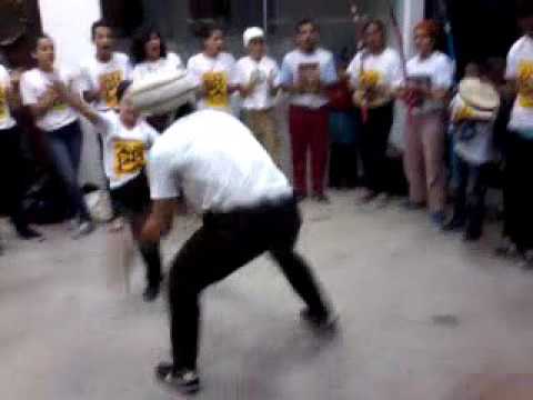 Jogando capoeira com seu professo