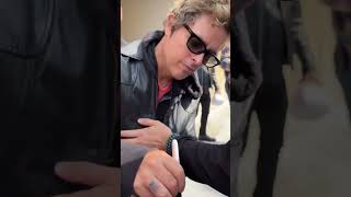 Download lagu 🇵🇪 Billie Joe is in Lima today, signing arms for fans! 🎤✍️#greenday #billiejoearmstrong mp3