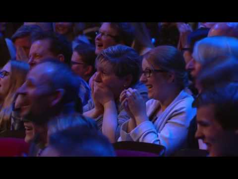 Angela Groothuizen plast in haar broek na harde val! HOLLANDS GOT TALENT