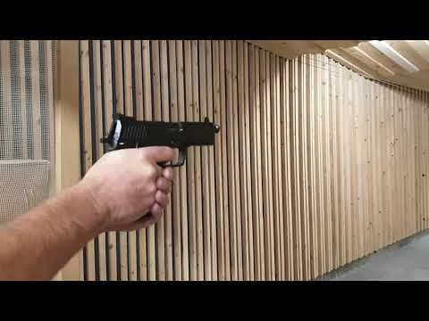 P12 der Bundeswehr im Kaliber 45 ACP oder zivil USP Tactical von H&K bei der Schussabgabe