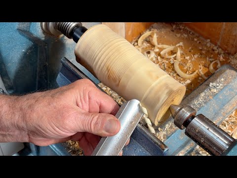 Richard Raffan verarbeitet Äste zu Drechselrohlingen für Spannfutter.