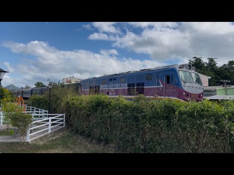 D19E-958 kéo tàu SE7 qua siêu thị go Nha Trang (09:02 2.2.2026)