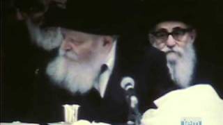 שירת ניגון "על אחת כמה וכמה" אצל הרבי מליובאוויטש - התמונה מוצגת ישירות מתוך אתר האינטרנט יוטיוב. זכויות היוצרים בתמונה שייכות ליוצרה. קישור קרדיט למקור התוכן נמצא בתוך דף הסרטון