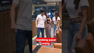 Download lagu Prank gandeng cowok orang, ganteng banget guys #short #viral #shorts #youtubeshorts  #prank #baper mp3