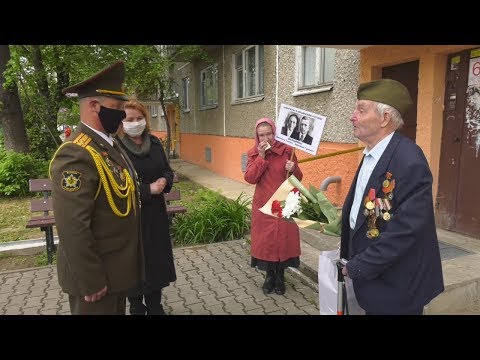 Парады пад вокнамі ветэранаў праходзяць у Гомелі видео