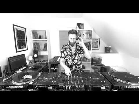 J'écoute quelques nouveautés Techno