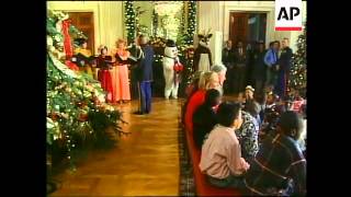 USA: PRESIDENT CLINTON SINGS CHRISTMAS CAROLS WITH CHILDREN
