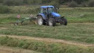 preview picture of video 'raking silage with new holland'