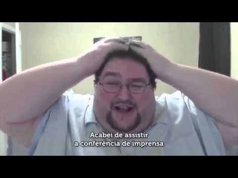 Nerd gordo não resiste ao novo Play station e chora