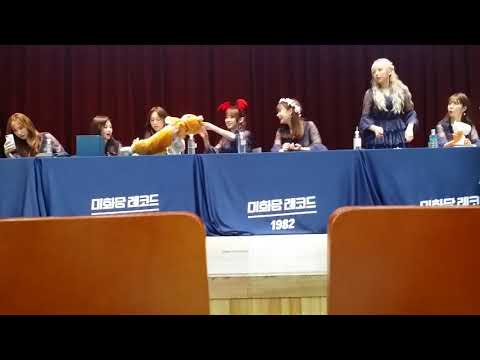 180608 UNI.T fansign fancam 8 doctor Suji checking up a dog toy