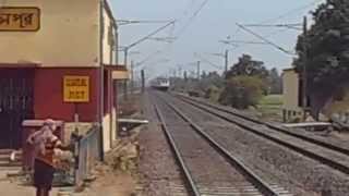 preview picture of video 'Howrah New Delhi Duronto Express Shakes Away Madhusudanpur With A HWH WAP-7 At MPS'