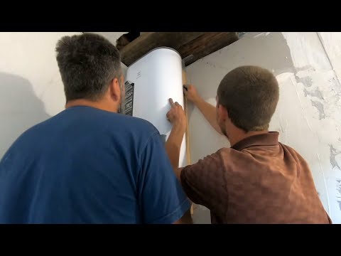 Восстановление дома на ЮГЕ РОССИИ продолжается. Мужик рождается с молотком в руках / Арстайл /