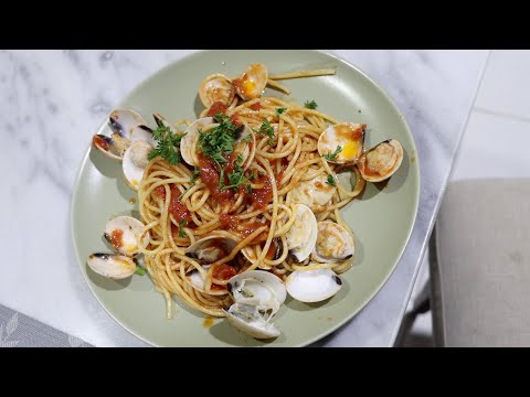 Spaghetti con le Vongole -- Naples-style Clam Spaghetti