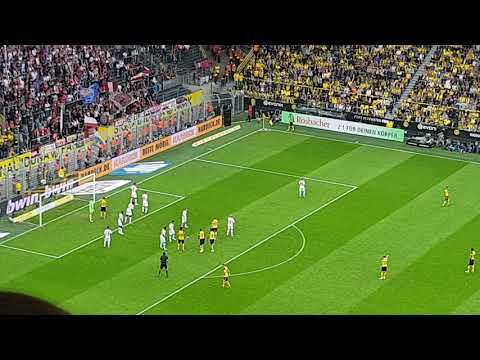 Borussia Dortmund - RB Leipzig das 3:1 durch Axel Witsel - Westtribüne - Handyaufnahme