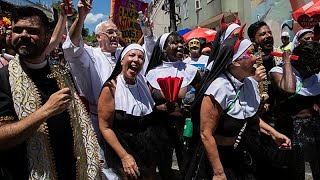 Legendärer Karneval in Rio startet mit Straßenfest der Carmelitas