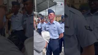 Download lagu Bayi bertemu paman Airman yang menangis untuk pertama kalinya dengan menepuknya | Militarykind #shorts mp3