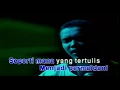 Exists Mengintai Dari Tirai Kamar
