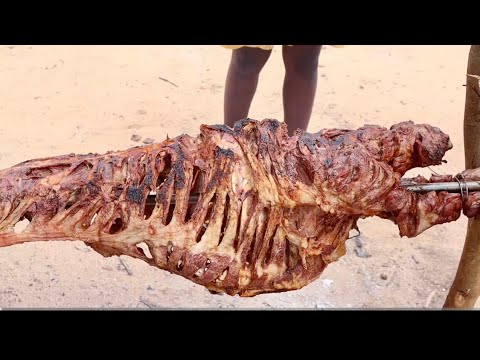 From Botswana🇧🇼 to Zimbabwe🇿🇼 to cook/roast/ the whole goat for the first time.African villagelife